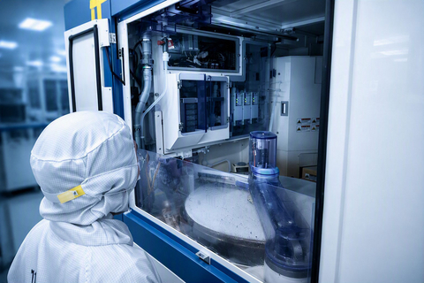 A scientist evaluates the performance of Stackplane™ CMP slurry in Qnity's polishing lab in Hsinchu, Taiwan. Qnity's Stackplane™ CMP slurries are designed for the unique CMP complexities of advanced packaging applications.