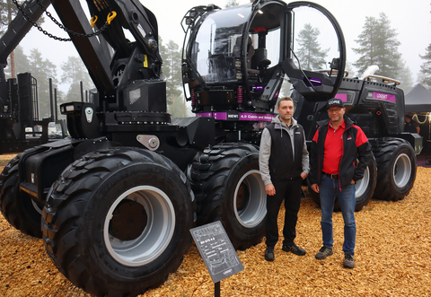Forestry applications place very different demands on an engine than on-road applications do,” says Juha Tervala, Managing Director at AGCO Power. Juha Tervala and Andreas Eurs, Product Manager at long-standing partner Logset, are pictured presenting Logset’s new 8H GTE 4.0 Hybrid harvester, powered by an AGCO Power engine.