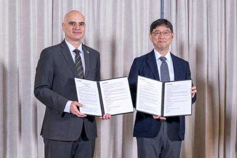 Naoyuki Maekawa, Director-General, Innovation Department, JETRO (right), and Dimitrios Peroulis, Senior Vice President for Partnerships and Online, Purdue University (left), exchange the signed MOU at Purdue University in West Lafayette, Indiana, on September 9, 2026. The MOU was signed by JETRO Chairman and CEO Norihiko Ishiguro and Purdue University Interim President Mitchell E. Daniels, Jr. (Photo credit: Krock Photography, LLC)