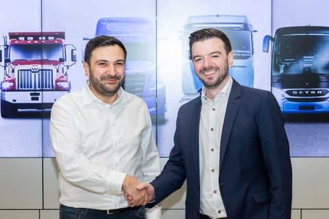 From left: Oezkan Karaoglu, Head of Governance Global Business Solutions at Daimler Truck and Bob O'Leary, Senior VP Sales Europe at JAGGAER Image Source: picture Juergen Biniasch