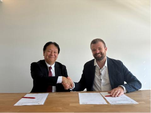 original Masahiko Arai, Executive Officer and Group President, Defense & Space Systems, Mitsubishi Electric, and Dr. Emile de Rijk, Chief Executive Officer, SWISSto12
