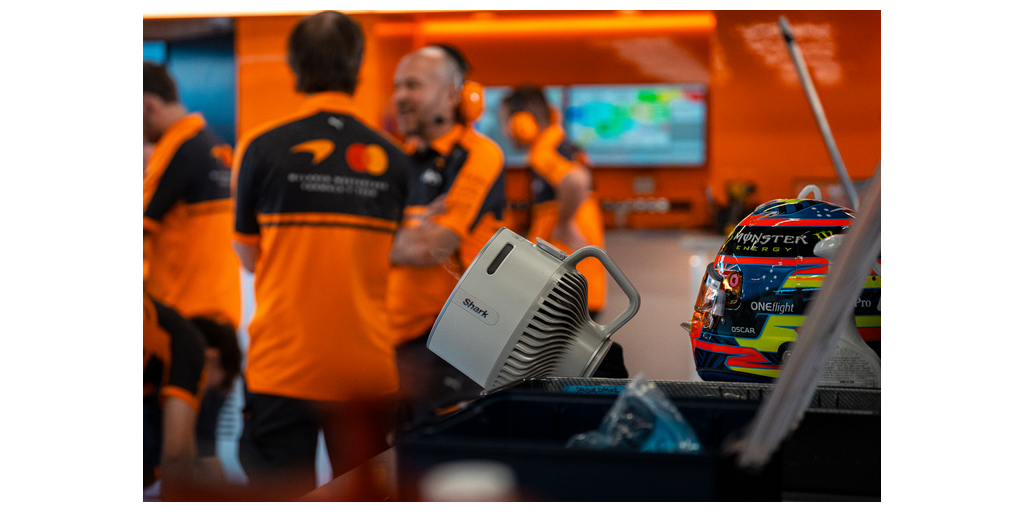 Dos potencias, un mismo impulso: SharkNinja se asocia con McLaren Racing