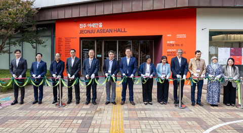 original Officials including AKC Secretary General Kim Jae-shin and Jeonju Mayor Cho Ji-hun cut the ribbon at the opening ceremony of the Jeonju ASEAN Hall, September 17 (Image: AKC)