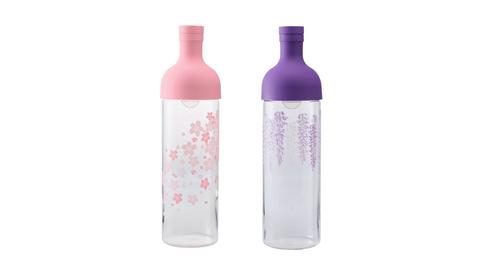 original HARIO’s Cold Brew Tea Wine Bottle Aya Series adopts the signature wine‑bottle silhouette of the original Cold Brew Tea Wine Bottle design. Hidden within the silicone rubber lid, the strainer is scarcely visible, preserving the tea’s visual purity and allowing the traditional Japanese motifs to display their elegance unobstructed. (HARIO©)