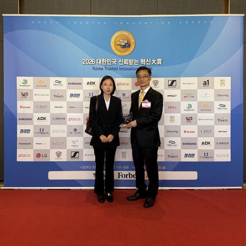 original UDC Korea’s Eun Sun Hong (left) and Seongwon Kim (right) accept the Forbes 2026 Korea Trusted Innovation Award.