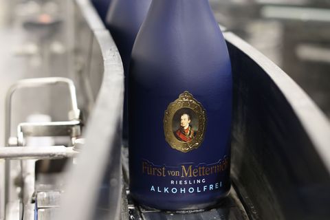 original Fürst von Metternich Riesling Alcohol-free on the bottling line, one of the first products in Henkell Freixenet’s portfolio developed in collaboration with Solos Technology.