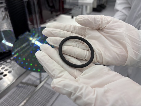 original Kalrez® 7080 perfluoroelastomer parts are engineered for high-temperature semiconductor manufacturing processes, helping manufacturers maintain process consistency, improve equipment reliability, and support higher yields.