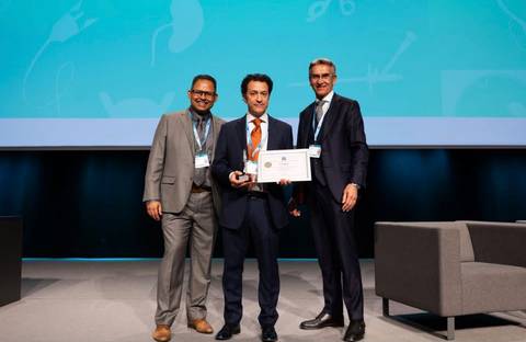 original Filippo Fagnani receiving the prize with Olivier Traxer and Professor Bhaskar Somani.