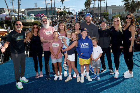 thumbnail Howie Mandel, Brooke Burke, Yossi Mintz and Friendship Foundation kids, Clayton Kershaw and family, Michael Greenberg, Robin Curren, and Amanda Summer Villapando at the 2025 Skechers Pier to Pier Friendship Walk. Photo credit: Getty Images for Skechers