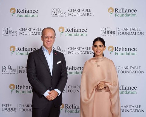 original The Estée Lauder Companies总裁兼首席执行官、The Estée Lauder Companies慈善基金会主席Stéphane de La Faverie先生与Reliance Foundation总监Isha Ambani女士。