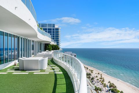The 21st-floor corner penthouse at The Ritz-Carlton, Fort Lauderdale features more than 2,500 square feet of outdoor living space, including a terrace with more than 130 feet of ocean frontage overlooking Fort Lauderdale Beach. The residence will sell without reserve on Oct. 30 through Elite Auctions. (Photo: 1 OAK Studios)