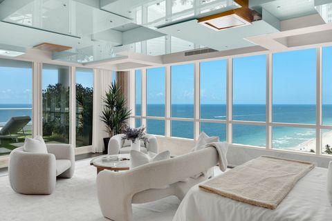 thumbnail The water-facing primary suite includes a sitting area with sweeping ocean and beach views and direct access to the terrace. (Photo: 1 OAK Studios)