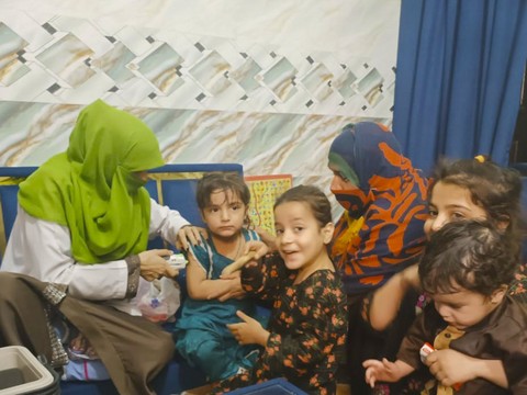 original Children receive a polio vaccination with the Tropis Needle-free Injection System during a recent immunization campaign in Pakistan.