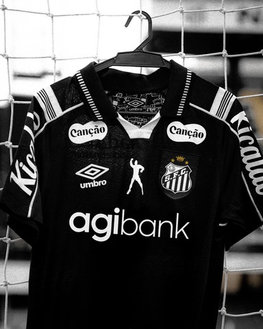As the official lead sponsor for Brazilian soccer club Santos Futebol Clube, Agibank appears in the primary space on the team jerseys.