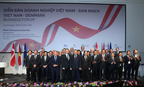 original General Secretary of the Communist Party of Vietnam Central Committee and President To Lam, Danish King Frederik X and delegates at the Vietnam–Denmark Business Forum in Copenhagen on October 20. (Photo: VNA)