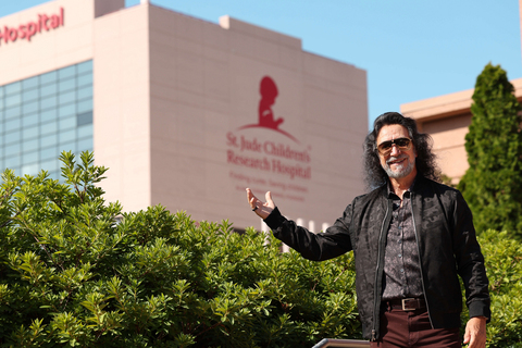 original Latin music icon Marco Antonio Solís visits St. Jude Children’s Research Hospital in Memphis, Tennessee, where he learned more about the hospital’s lifesaving mission. Courtesy of ALSAC/St. Jude Children’s Research Hospital.