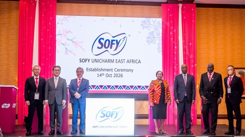 original (من اليسار) Daigo Fujiwara، المدير الإداري لشركة SOFY UNICHARM EAST AFRICA LIMITED؛ وسعادة السيد Hiroshi Matsuura، سفير اليابان فوق العادة والمفوض لدى جمهورية كينيا؛ وTakahisa Takahara، الرئيس والرئيس التنفيذي لشركة Unicharm Corporation؛ ومعالي السيدة Rebecca Miano، الحاصلة على وسام EGH، وزيرة السياحة والحياة البرية؛ ومعالي السيد Lee Kinyanjui، الحاصل على وسام EGH، وزير الاستثمار والتجارة والصناعة؛ والسفير Dennis Awori، رئيس مجلس إدارة مجموعة CFAO Group Kenya والمندوب القطري؛ وKazuyuki Urata، الرئيس التنفيذي لقسم الاقتصاد الدائري في شركة Toyota Tsusho Corporation.