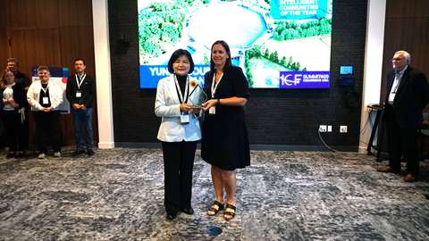 County Magistrate Chang Li-shan received the 2026 Global Smart City Top 7 award from Alison Burgess, CEO of the News and Public Relations Department of Durham, Canada, who was the winner of the 2025 Global Smart City First Prize.