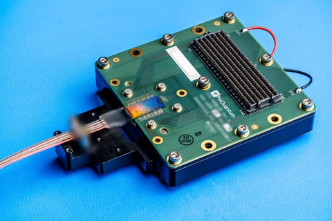 original An 8×8-radix demonstration vehicle built on PsiQuantum's low-loss, silicon photonics platform. (Credit: PsiQuantum)