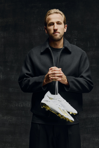 The world’s greatest wears Skechers. Ballon d’Or winner, Harry Kane holds the limited-edition “Mark of Greatness” boot.